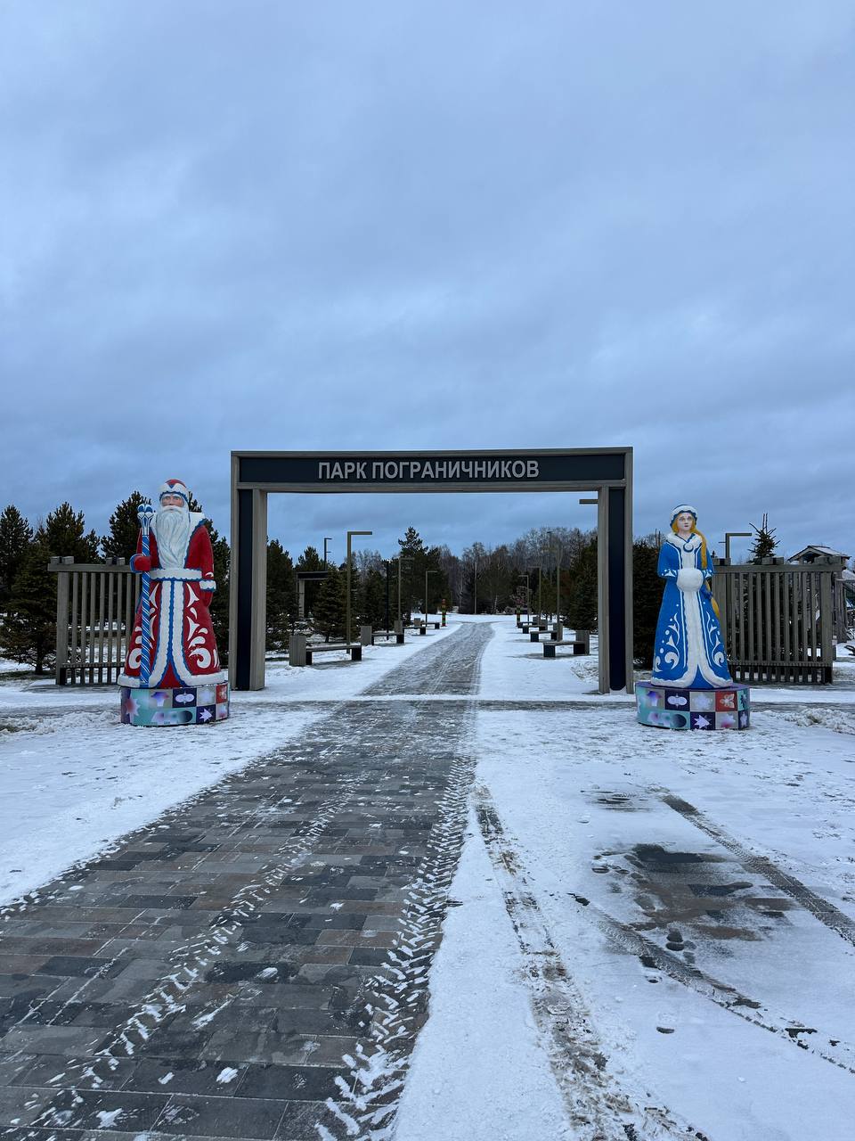 Волшебники уже в округе!. Звать Деда Мороза и Снегурочку в парк Пограничников и Дом культуры «Орфей» в этом году не придется — они уже на посту! Объемные фигуры словно сошли со страниц новогодней сказки: Дед Мороз в...