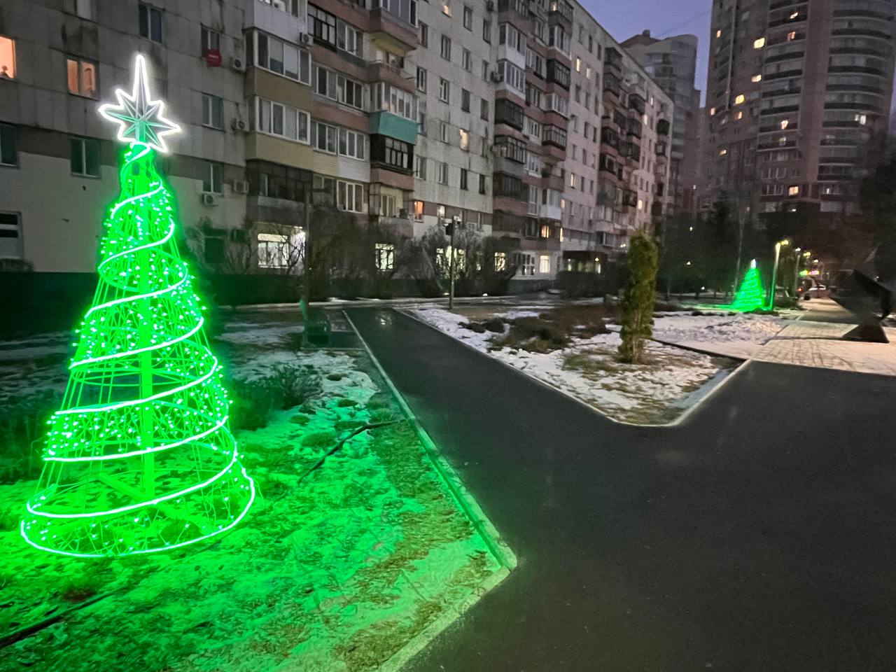 Приглашаем в Новый год!. Световая перетяжка «С Новым годом!» будто открывает портал в праздник! Яркая и красочная, она приветствует каждого, кто въезжает на территорию района Дома обороны, создавая предвкушение чего-то... Приглашаем в Новый год!. Световая перетяжка «С Новым годом!» будто открывает портал в праздник! Яркая и красочная, она приветствует каждого, кто въезжает на территорию района Дома обороны, создавая предвкушение чего-то...