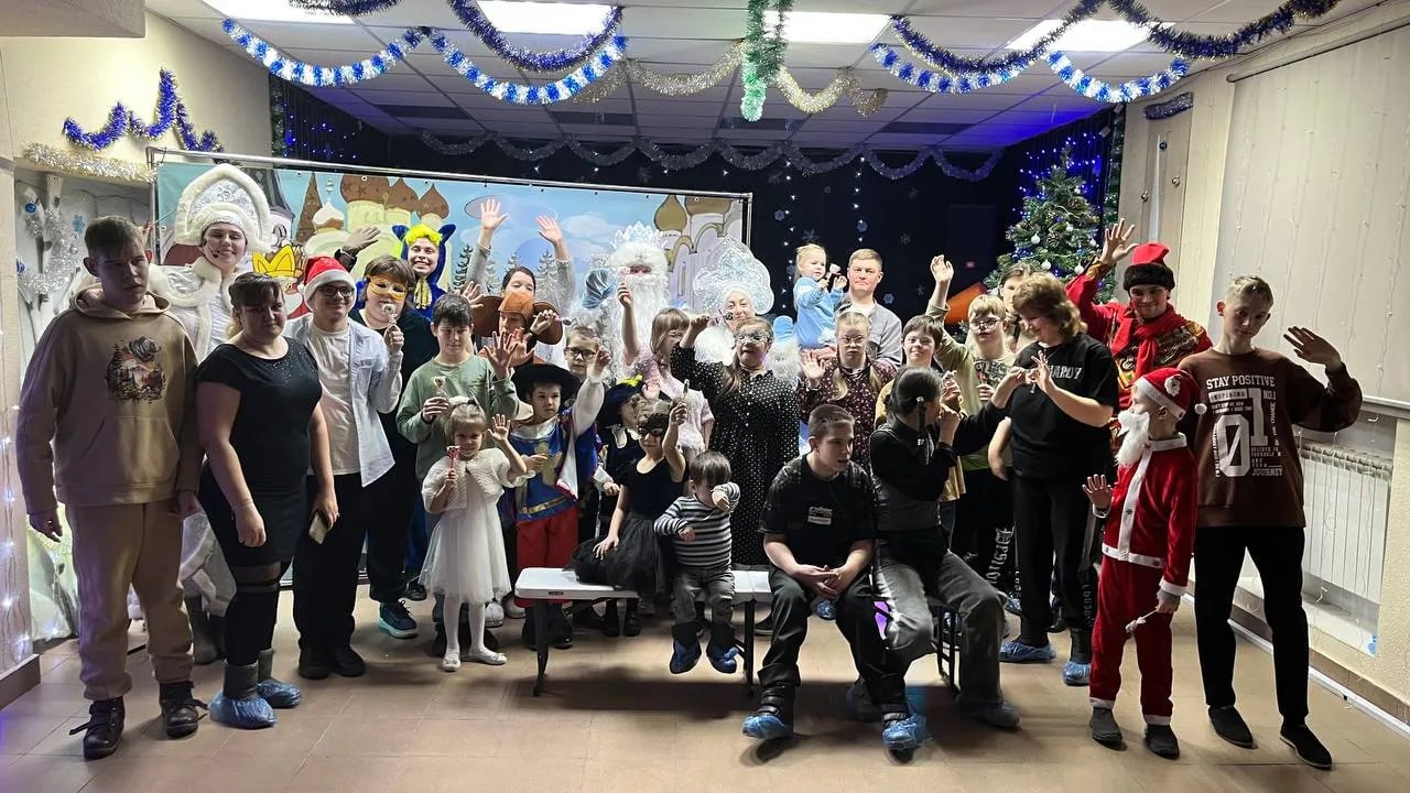 Игры, загадки, хороводы. Вчера, 15 декабря, Центр русской культуры провел новогоднюю театрализованно-игровую программу для Ленинской окружной общественной организации Всероссийского общества инвалидов г. Тюмени