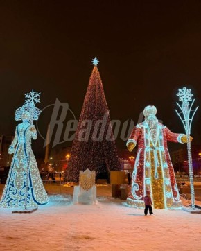 Безликого Деда Мороза и Снегурочку установили в Нижневартовске — жители не оценили