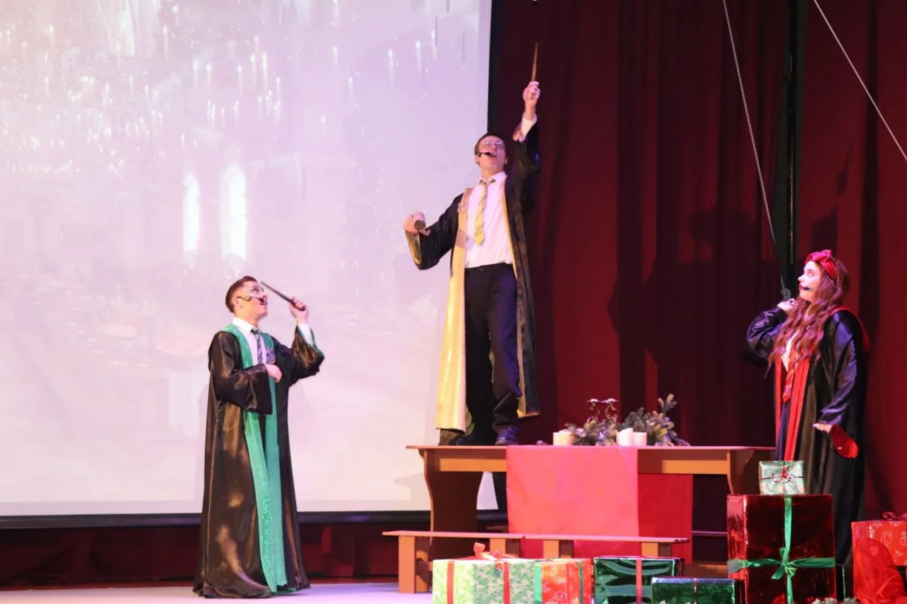 Новогодний мюзикл. «Ну очень новогоднее приключение...» В предновогоднюю пору волшебства становится больше… Герои сказок оживают, город зажигается яркими огнями, и все в предвкушении встречи с главными волшебниками! Вчера... Новогодний мюзикл. «Ну очень новогоднее приключение...» В предновогоднюю пору волшебства становится больше… Герои сказок оживают, город зажигается яркими огнями, и все в предвкушении встречи с главными волшебниками! Вчера...