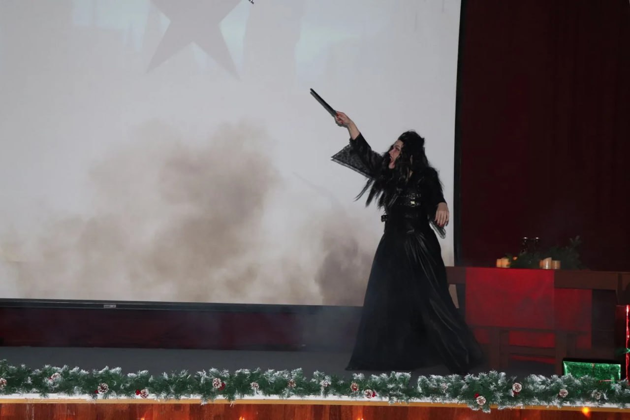 Новогодний мюзикл. «Ну очень новогоднее приключение...» В предновогоднюю пору волшебства становится больше… Герои сказок оживают, город зажигается яркими огнями, и все в предвкушении встречи с главными волшебниками! Вчера... Новогодний мюзикл. «Ну очень новогоднее приключение...» В предновогоднюю пору волшебства становится больше… Герои сказок оживают, город зажигается яркими огнями, и все в предвкушении встречи с главными волшебниками! Вчера...