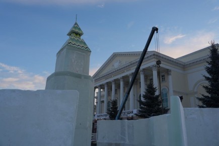 С богатырями и восточной красавицей: В Тюмени создают ледовый городок
