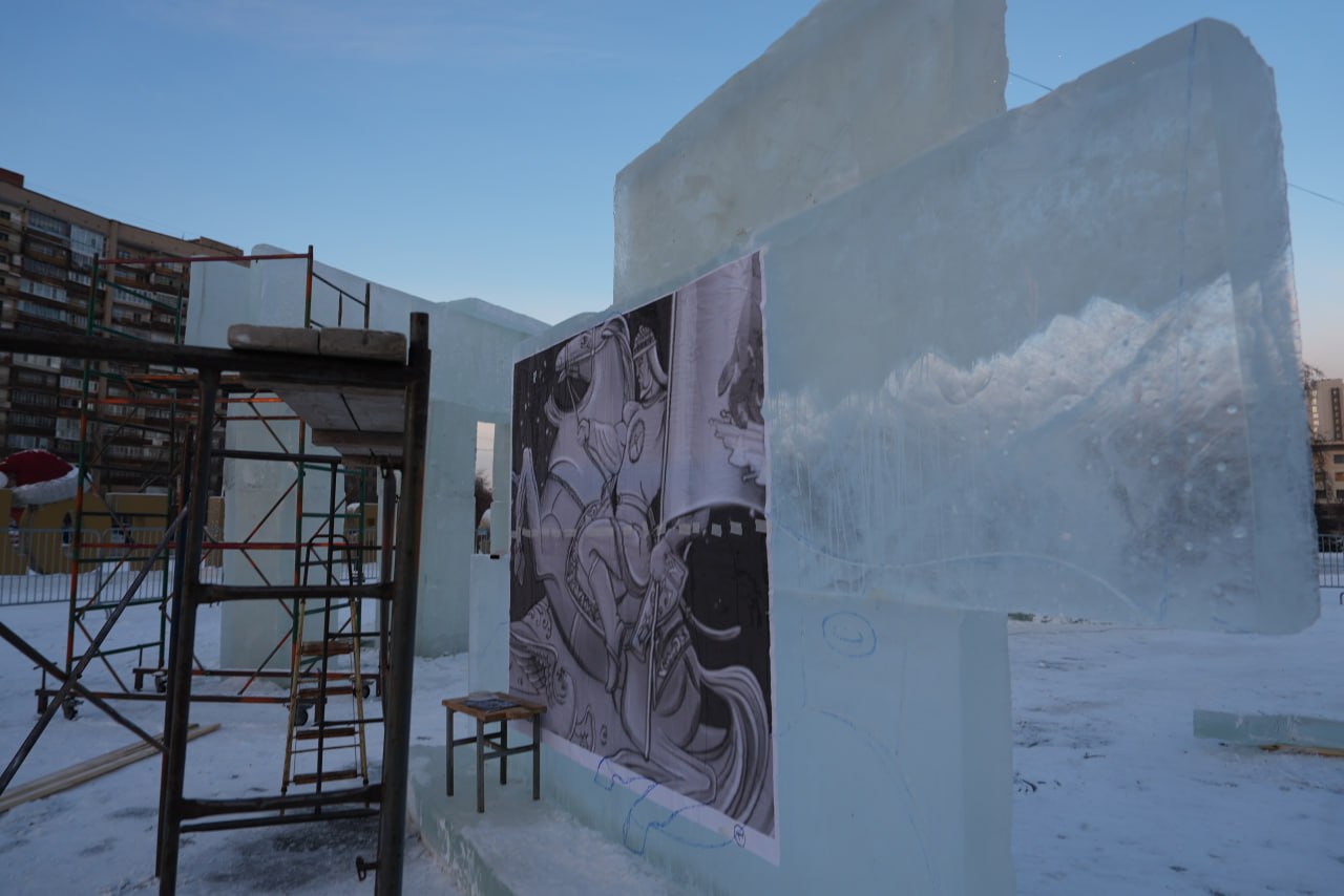 С богатырями и восточной красавицей: В Тюмени создают ледовый городок С богатырями и восточной красавицей: В Тюмени создают ледовый городок