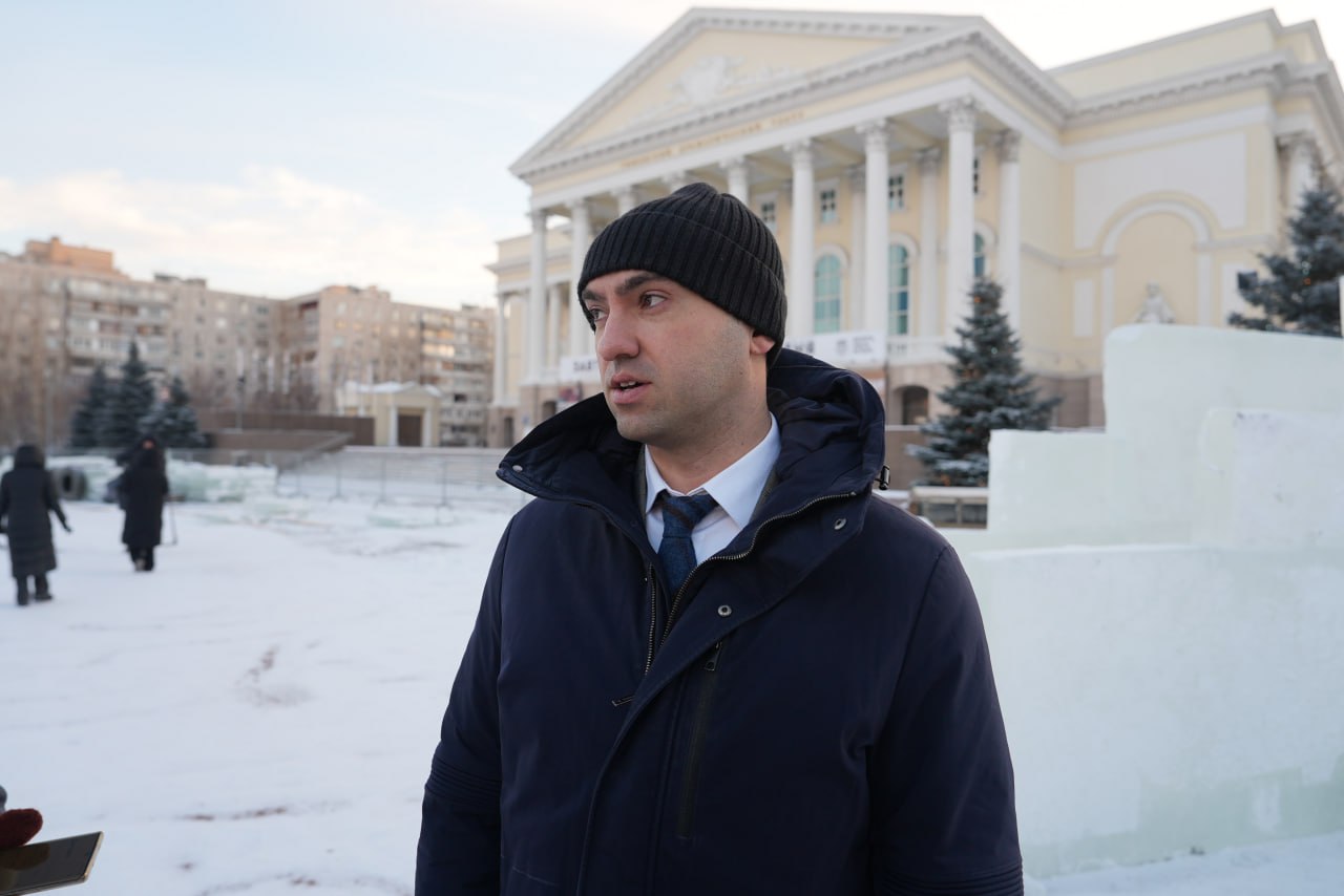 С богатырями и восточной красавицей: В Тюмени создают ледовый городок С богатырями и восточной красавицей: В Тюмени создают ледовый городок