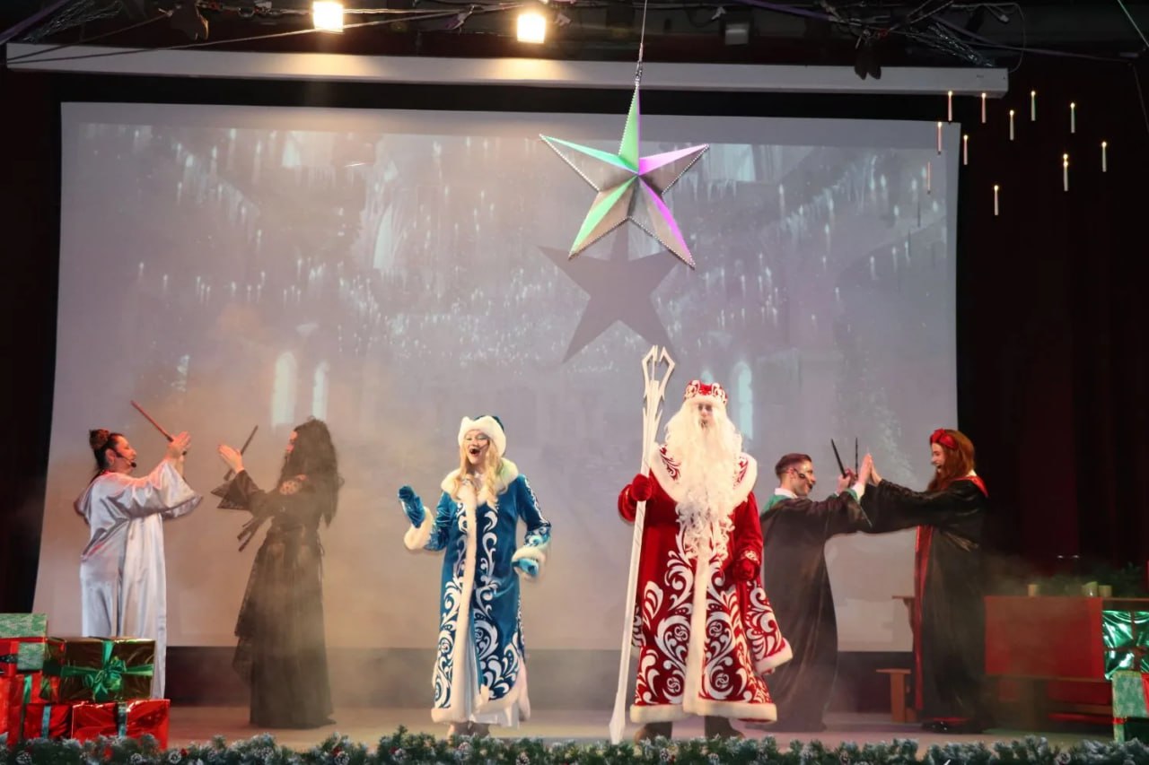 Новогодний мюзикл. «Ну очень новогоднее приключение...» В предновогоднюю пору волшебства становится больше… Герои сказок оживают, город зажигается яркими огнями, и все в предвкушении встречи с главными волшебниками! Вчера... Новогодний мюзикл. «Ну очень новогоднее приключение...» В предновогоднюю пору волшебства становится больше… Герои сказок оживают, город зажигается яркими огнями, и все в предвкушении встречи с главными волшебниками! Вчера...