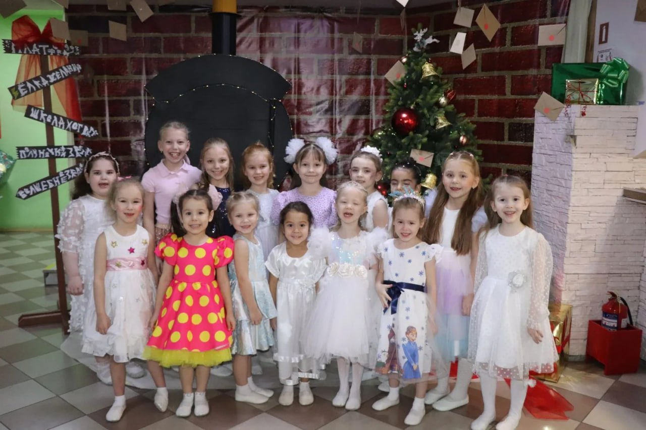 Новогодний мюзикл. «Ну очень новогоднее приключение...» В предновогоднюю пору волшебства становится больше… Герои сказок оживают, город зажигается яркими огнями, и все в предвкушении встречи с главными волшебниками! Вчера... Новогодний мюзикл. «Ну очень новогоднее приключение...» В предновогоднюю пору волшебства становится больше… Герои сказок оживают, город зажигается яркими огнями, и все в предвкушении встречи с главными волшебниками! Вчера...