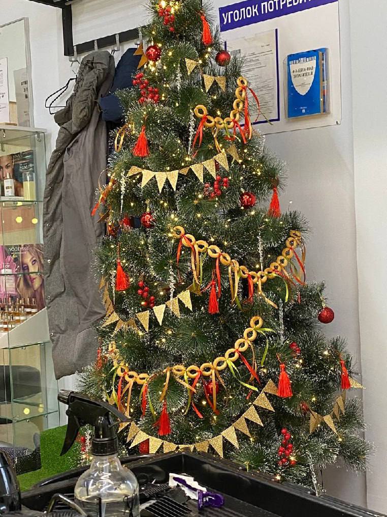 От мала до велика: тюменцы поделились елочками, которые уже стоят украшенные в ожидании праздника От мала до велика: тюменцы поделились елочками, которые уже стоят украшенные в ожидании праздника