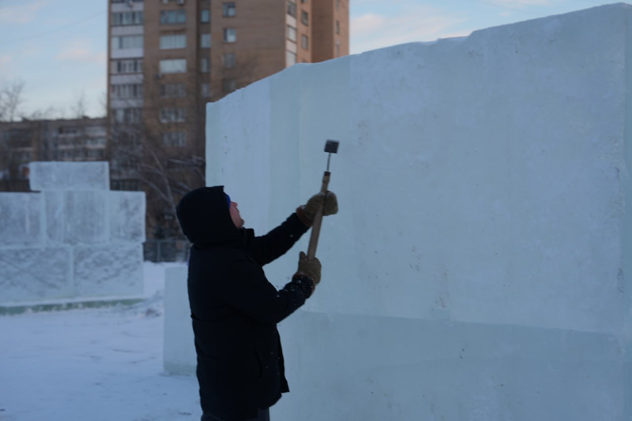 С богатырями и восточной красавицей: В Тюмени создают ледовый городок С богатырями и восточной красавицей: В Тюмени создают ледовый городок