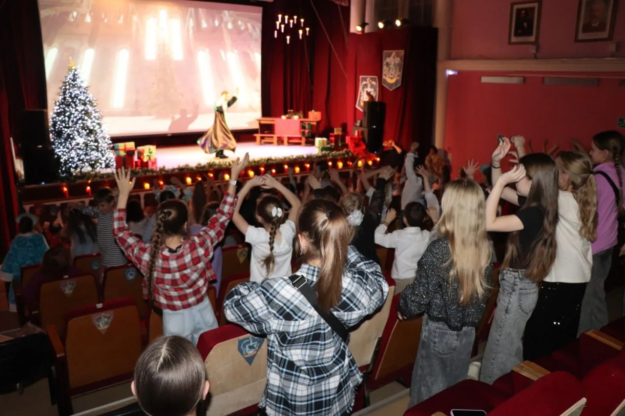 Новогодний мюзикл. «Ну очень новогоднее приключение...» В предновогоднюю пору волшебства становится больше… Герои сказок оживают, город зажигается яркими огнями, и все в предвкушении встречи с главными волшебниками! Вчера... Новогодний мюзикл. «Ну очень новогоднее приключение...» В предновогоднюю пору волшебства становится больше… Герои сказок оживают, город зажигается яркими огнями, и все в предвкушении встречи с главными волшебниками! Вчера...