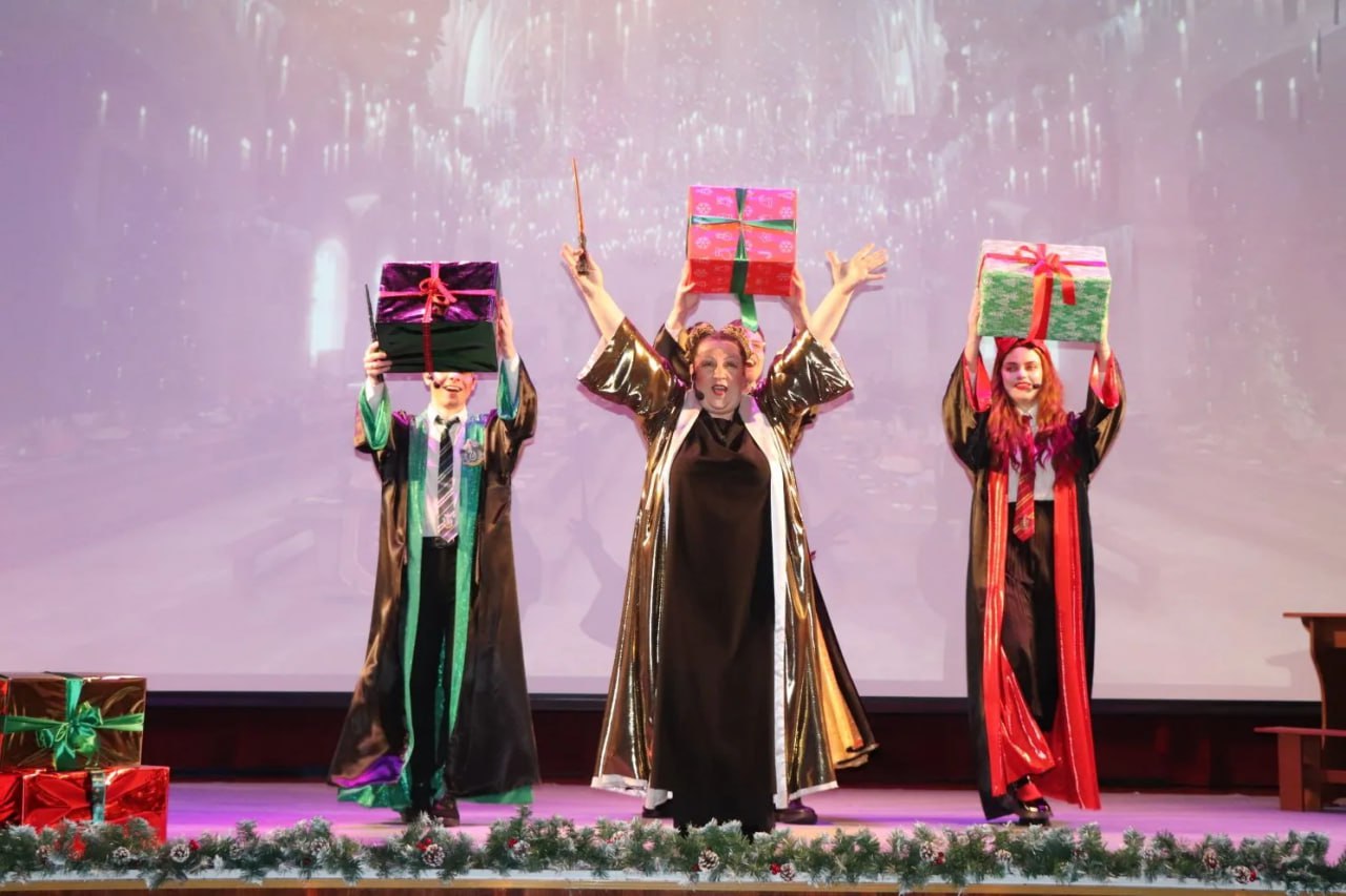 Новогодний мюзикл. «Ну очень новогоднее приключение...» В предновогоднюю пору волшебства становится больше… Герои сказок оживают, город зажигается яркими огнями, и все в предвкушении встречи с главными волшебниками! Вчера... Новогодний мюзикл. «Ну очень новогоднее приключение...» В предновогоднюю пору волшебства становится больше… Герои сказок оживают, город зажигается яркими огнями, и все в предвкушении встречи с главными волшебниками! Вчера...