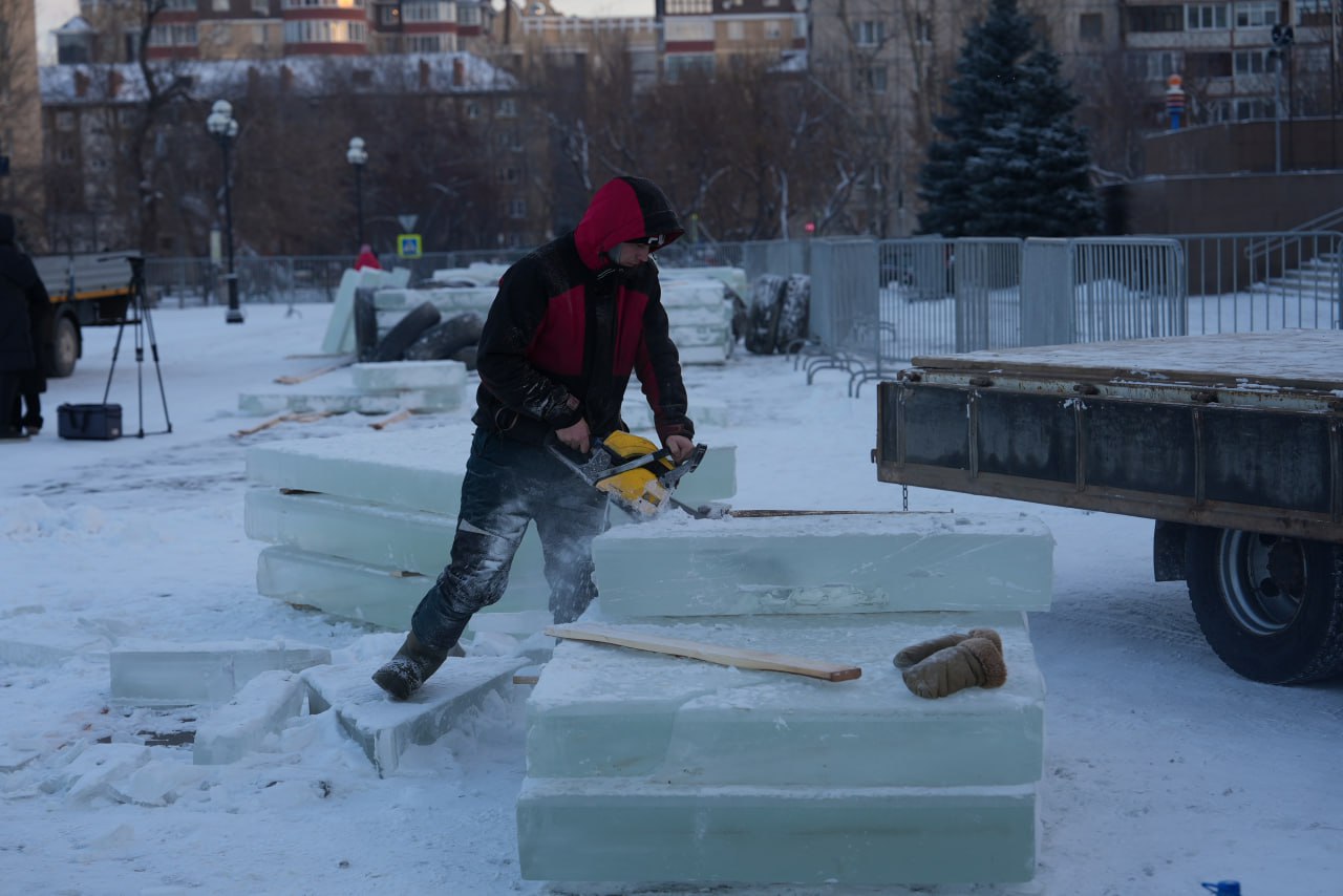 С богатырями и восточной красавицей: В Тюмени создают ледовый городок С богатырями и восточной красавицей: В Тюмени создают ледовый городок