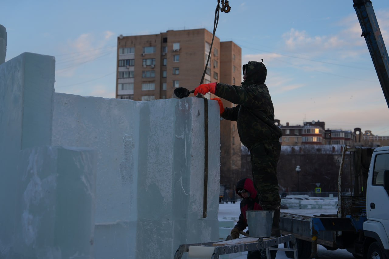 С богатырями и восточной красавицей: В Тюмени создают ледовый городок С богатырями и восточной красавицей: В Тюмени создают ледовый городок