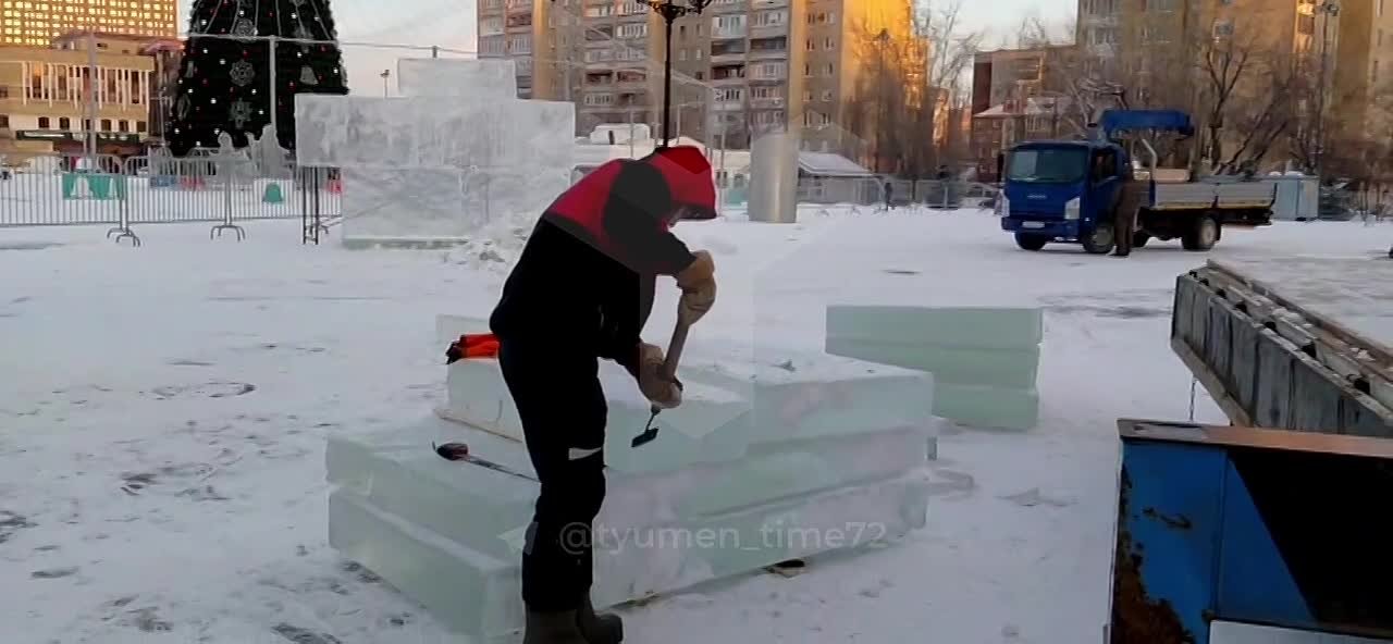 На площади у драмтеатра возводят ледовый городок