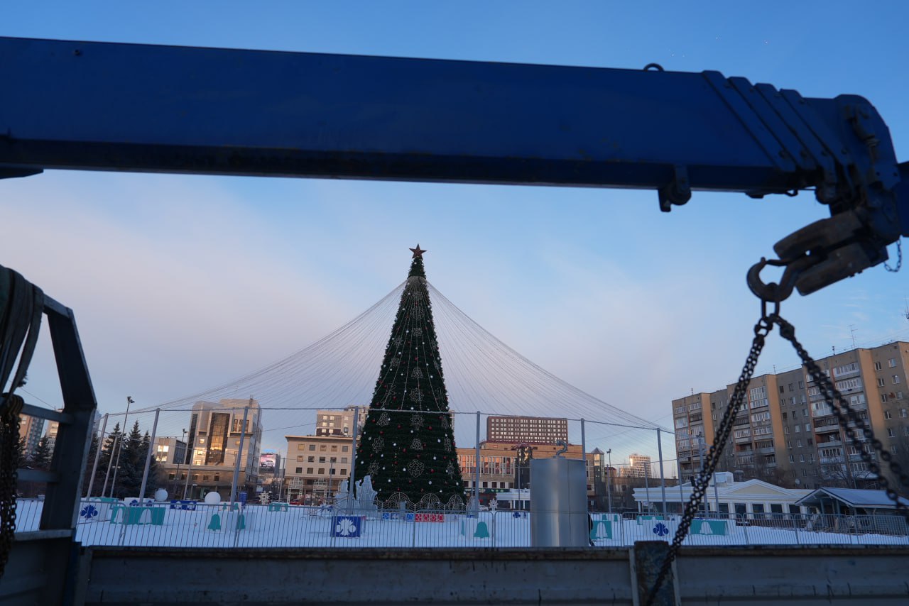 С богатырями и восточной красавицей: В Тюмени создают ледовый городок С богатырями и восточной красавицей: В Тюмени создают ледовый городок