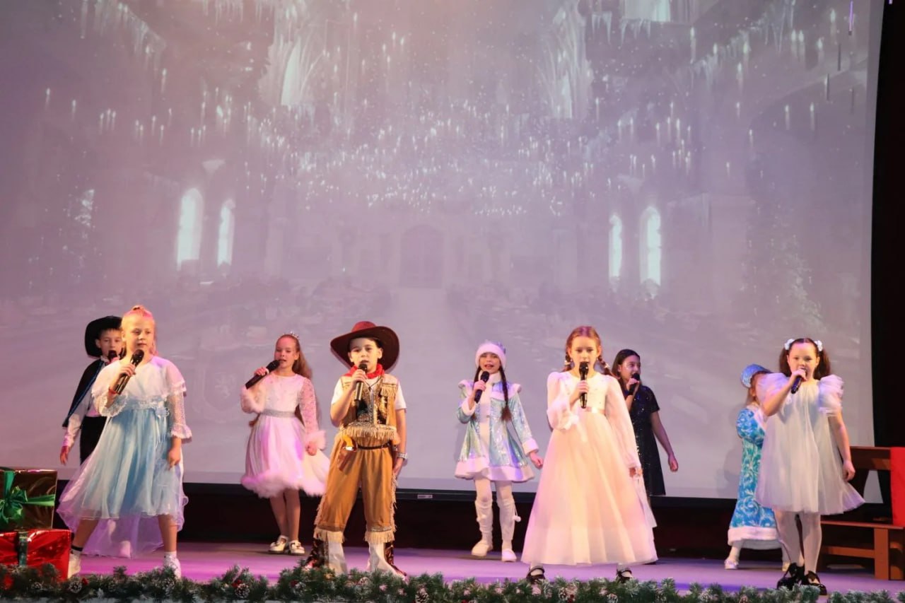 Новогодний мюзикл. «Ну очень новогоднее приключение...» В предновогоднюю пору волшебства становится больше… Герои сказок оживают, город зажигается яркими огнями, и все в предвкушении встречи с главными волшебниками! Вчера... Новогодний мюзикл. «Ну очень новогоднее приключение...» В предновогоднюю пору волшебства становится больше… Герои сказок оживают, город зажигается яркими огнями, и все в предвкушении встречи с главными волшебниками! Вчера...