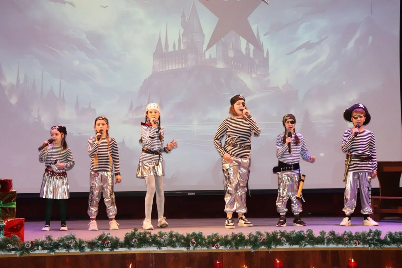 Новогодний мюзикл. «Ну очень новогоднее приключение...» В предновогоднюю пору волшебства становится больше… Герои сказок оживают, город зажигается яркими огнями, и все в предвкушении встречи с главными волшебниками! Вчера... Новогодний мюзикл. «Ну очень новогоднее приключение...» В предновогоднюю пору волшебства становится больше… Герои сказок оживают, город зажигается яркими огнями, и все в предвкушении встречи с главными волшебниками! Вчера...