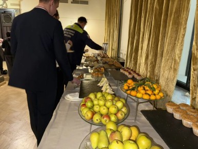 Энергетические напитки, шоколад, мандарины и даже квашеную капусту забрала у журналистов служба безопасности президента на входе в Гостиный двор