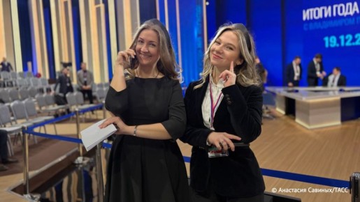 Девушки в ободках-кокошниках будут раздавать микрофоны журналистам, которым выпадет возможность задать вопрос Путину, передает ТАСС