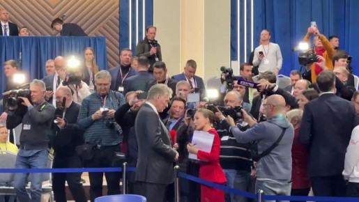 Пресс-секретарь президента Дмитрий Песков вошел в зал, где будет проходить прямая c линия Владимиром Путиным