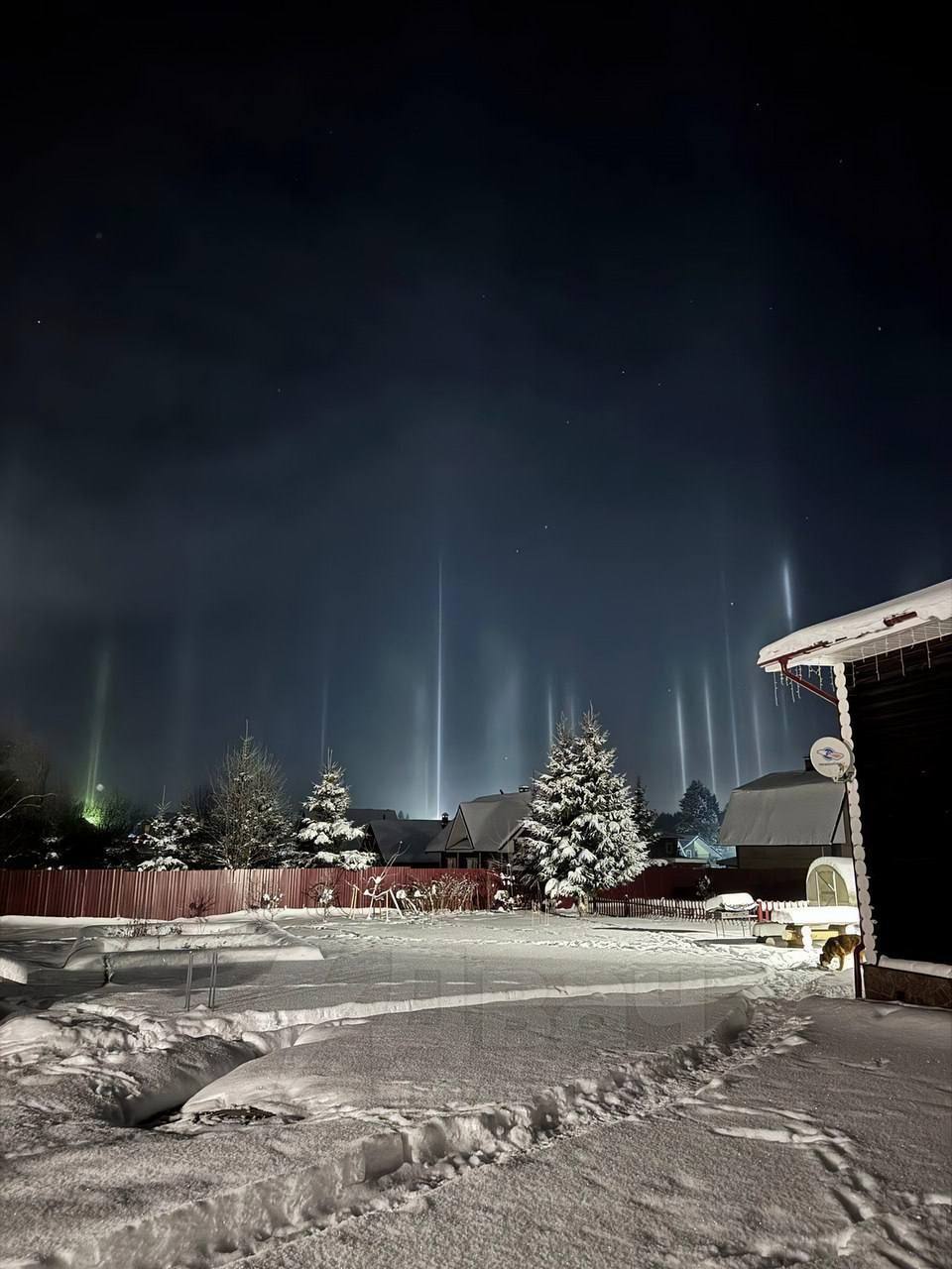 Световые столбы поработали жителей сразу нескольких регионов Световые столбы поработали жителей сразу нескольких регионов