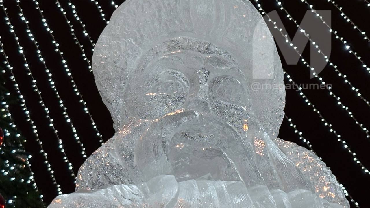 На Площади 400-летия уже появились фигуры Деда Мороза и снегурочки изо льда На Площади 400-летия уже появились фигуры Деда Мороза и снегурочки изо льда