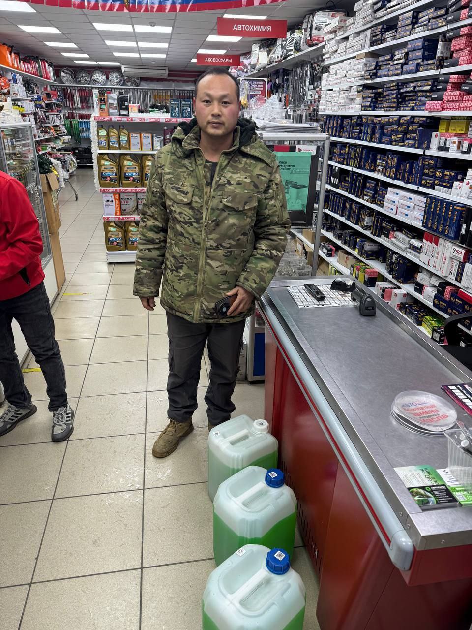 Тюменские инспекторы спасли дальнобойщика из Китая в мороз