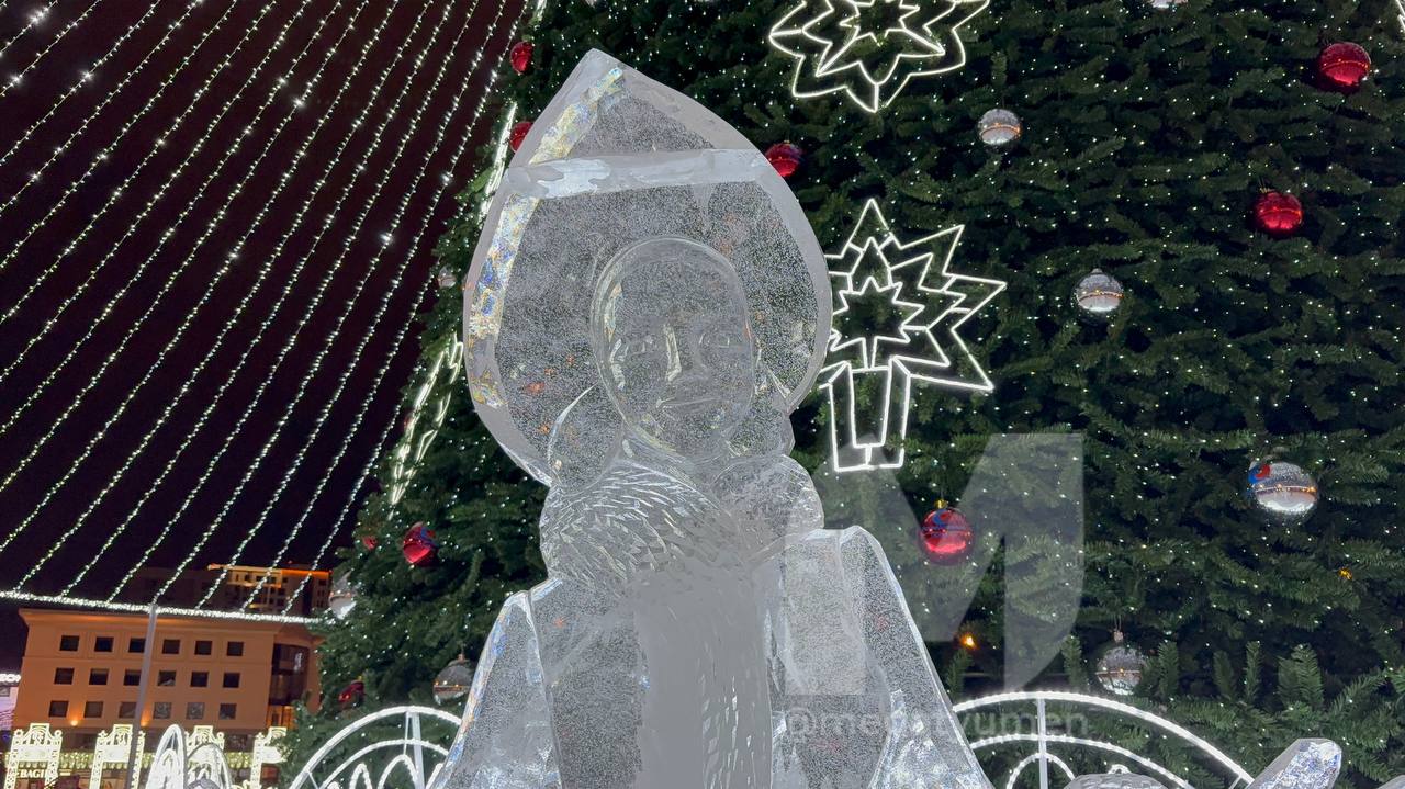 На Площади 400-летия уже появились фигуры Деда Мороза и снегурочки изо льда