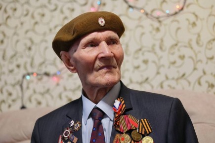 Глава города Тобольска Петр Вагин поздравил ветерана Великой Отечественной войны, Почетного гражданина города Тобольска Августа Николаевича Ишимцева с наступающим Новым годом