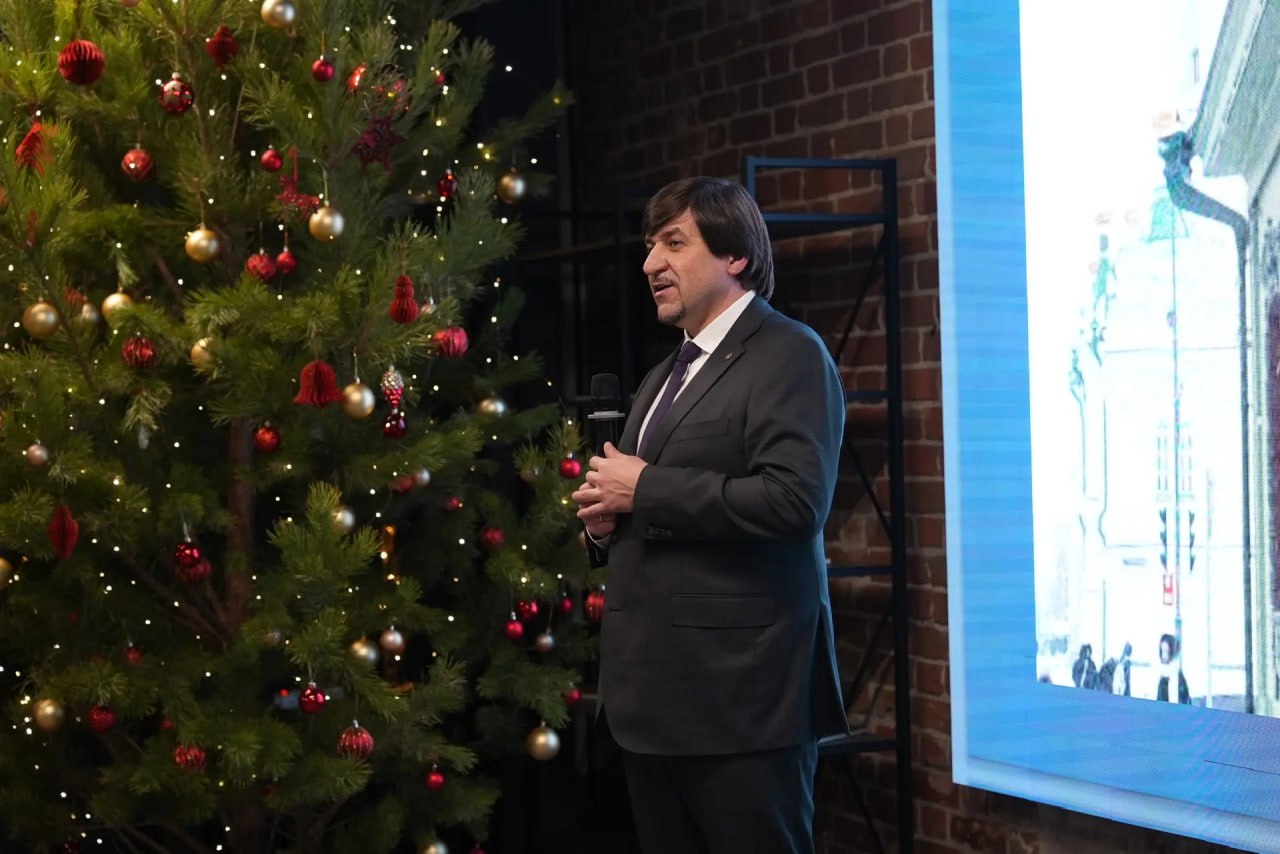 Максим Афанасьев: На встрече с ведущими застройщиками города, вместе с заместителями губернатора С.В. Шустовым и А.В. Киселёвым, мы подвели итоги уходящего года Максим Афанасьев: На встрече с ведущими застройщиками города, вместе с заместителями губернатора С.В. Шустовым и А.В. Киселёвым, мы подвели итоги уходящего года