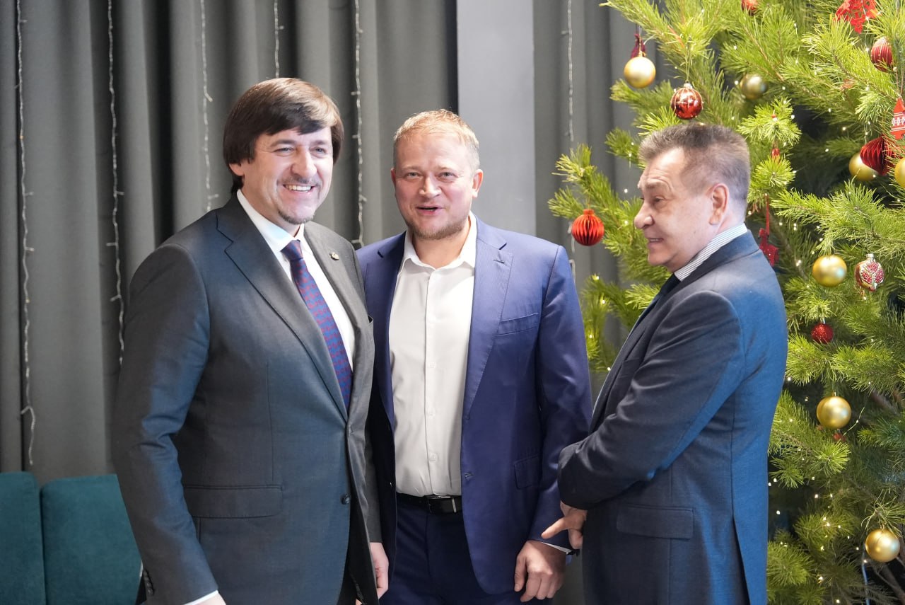 Максим Афанасьев: На встрече с ведущими застройщиками города, вместе с заместителями губернатора С.В. Шустовым и А.В. Киселёвым, мы подвели итоги уходящего года Максим Афанасьев: На встрече с ведущими застройщиками города, вместе с заместителями губернатора С.В. Шустовым и А.В. Киселёвым, мы подвели итоги уходящего года