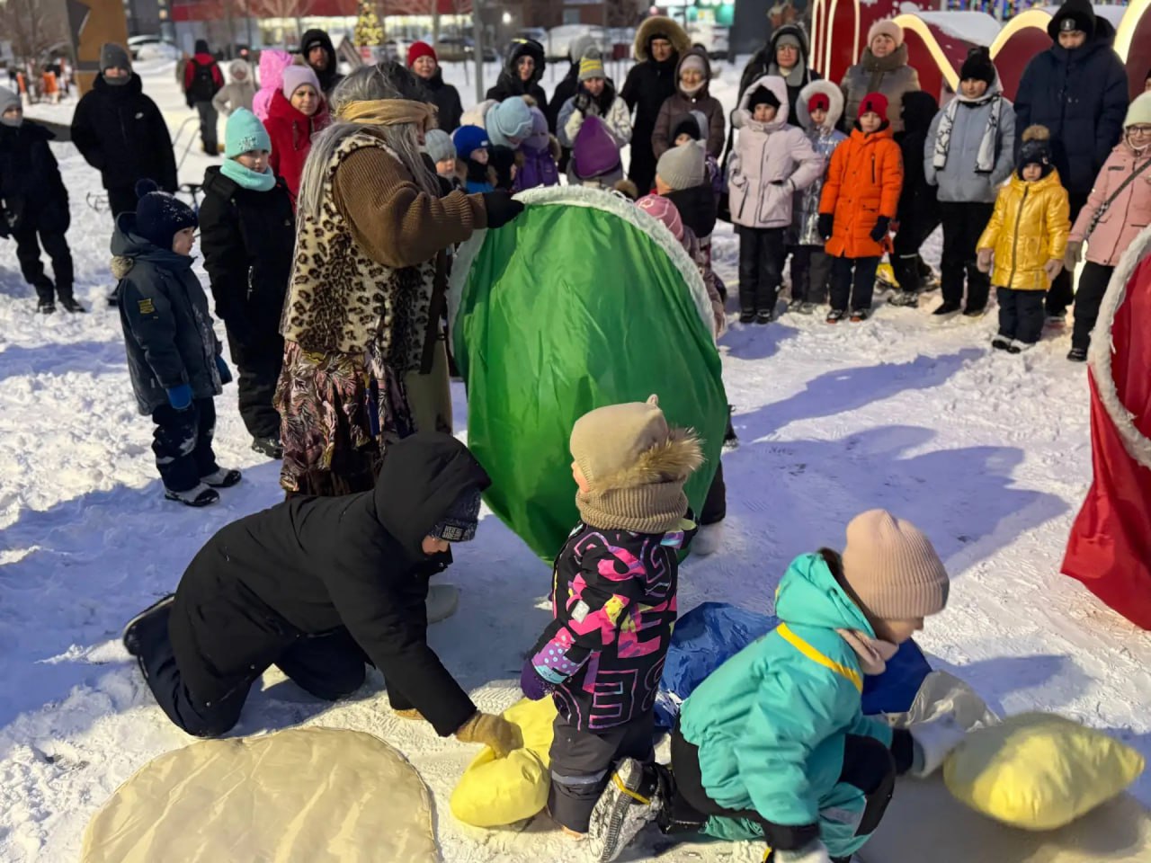«ВОЛШЕБНЫЕ САНИ». Новогодний дилижанс состоялся сегодня в Сквере Равновесия! Любимые сказочные персонажи вместе с гостями отправились в увлекательное путешествие! С теплыми новогодними поздравлениями к гостям праздника... «ВОЛШЕБНЫЕ САНИ». Новогодний дилижанс состоялся сегодня в Сквере Равновесия! Любимые сказочные персонажи вместе с гостями отправились в увлекательное путешествие! С теплыми новогодними поздравлениями к гостям праздника...