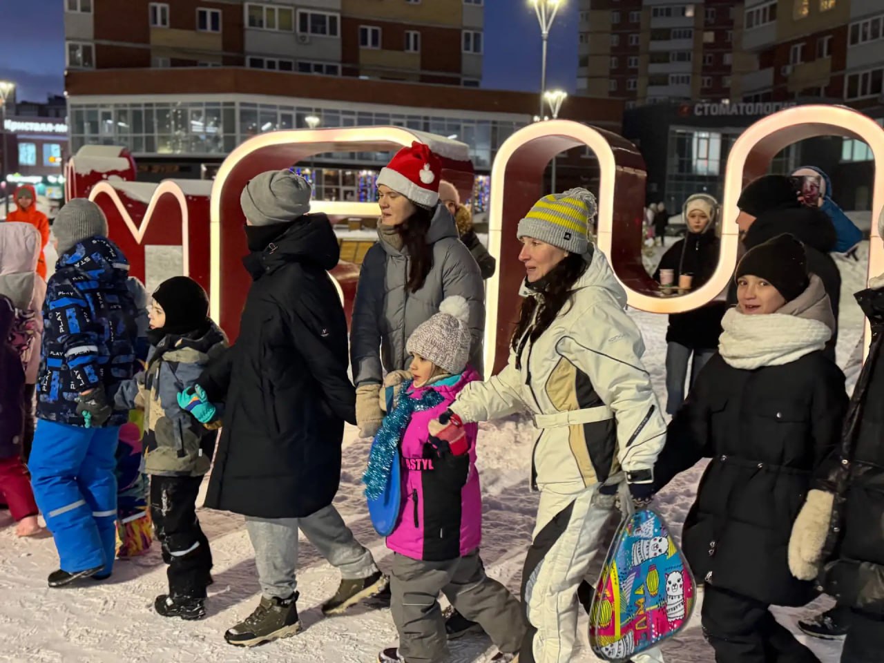 «ВОЛШЕБНЫЕ САНИ». Новогодний дилижанс состоялся сегодня в Сквере Равновесия! Любимые сказочные персонажи вместе с гостями отправились в увлекательное путешествие! С теплыми новогодними поздравлениями к гостям праздника... «ВОЛШЕБНЫЕ САНИ». Новогодний дилижанс состоялся сегодня в Сквере Равновесия! Любимые сказочные персонажи вместе с гостями отправились в увлекательное путешествие! С теплыми новогодними поздравлениями к гостям праздника...