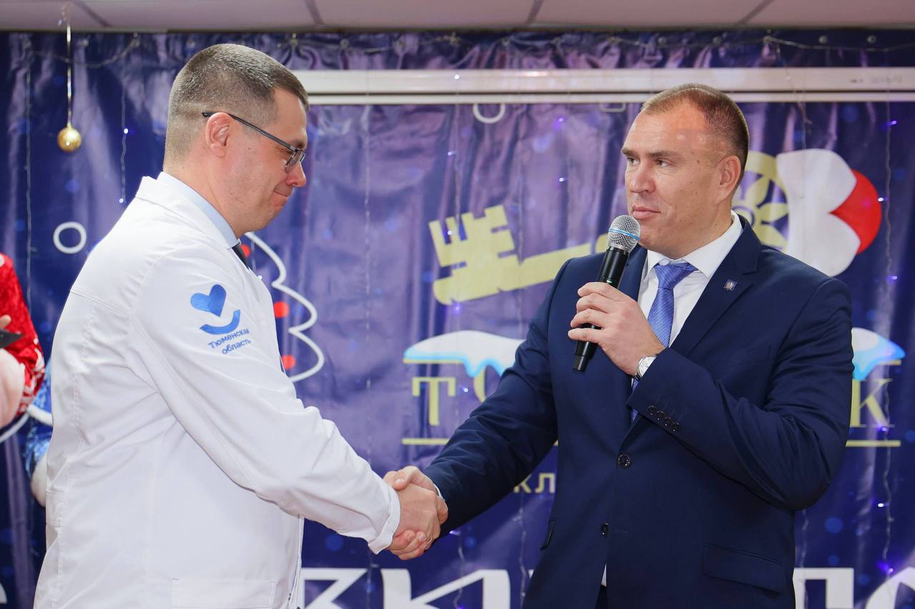 Поздравил коллектив Областной больницы №3 с Новым годом Поздравил коллектив Областной больницы №3 с Новым годом