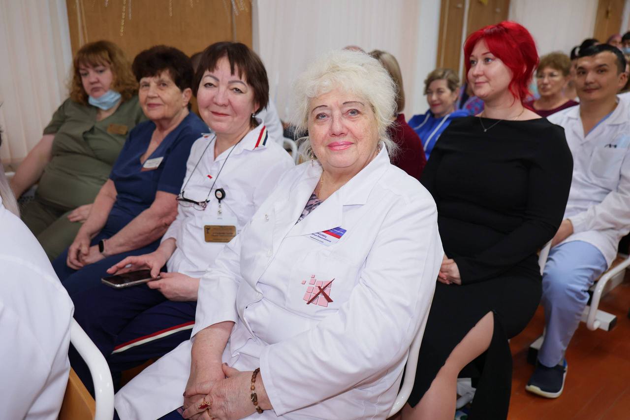 Поздравил коллектив Областной больницы №3 с Новым годом Поздравил коллектив Областной больницы №3 с Новым годом