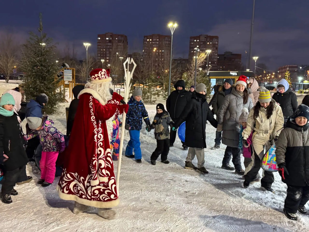 «ВОЛШЕБНЫЕ САНИ». Новогодний дилижанс состоялся сегодня в Сквере Равновесия! Любимые сказочные персонажи вместе с гостями отправились в увлекательное путешествие! С теплыми новогодними поздравлениями к гостям праздника... «ВОЛШЕБНЫЕ САНИ». Новогодний дилижанс состоялся сегодня в Сквере Равновесия! Любимые сказочные персонажи вместе с гостями отправились в увлекательное путешествие! С теплыми новогодними поздравлениями к гостям праздника...