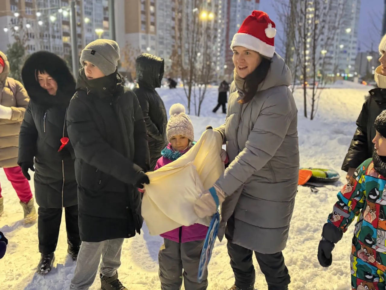 «ВОЛШЕБНЫЕ САНИ». Новогодний дилижанс состоялся сегодня в Сквере Равновесия! Любимые сказочные персонажи вместе с гостями отправились в увлекательное путешествие! С теплыми новогодними поздравлениями к гостям праздника... «ВОЛШЕБНЫЕ САНИ». Новогодний дилижанс состоялся сегодня в Сквере Равновесия! Любимые сказочные персонажи вместе с гостями отправились в увлекательное путешествие! С теплыми новогодними поздравлениями к гостям праздника...