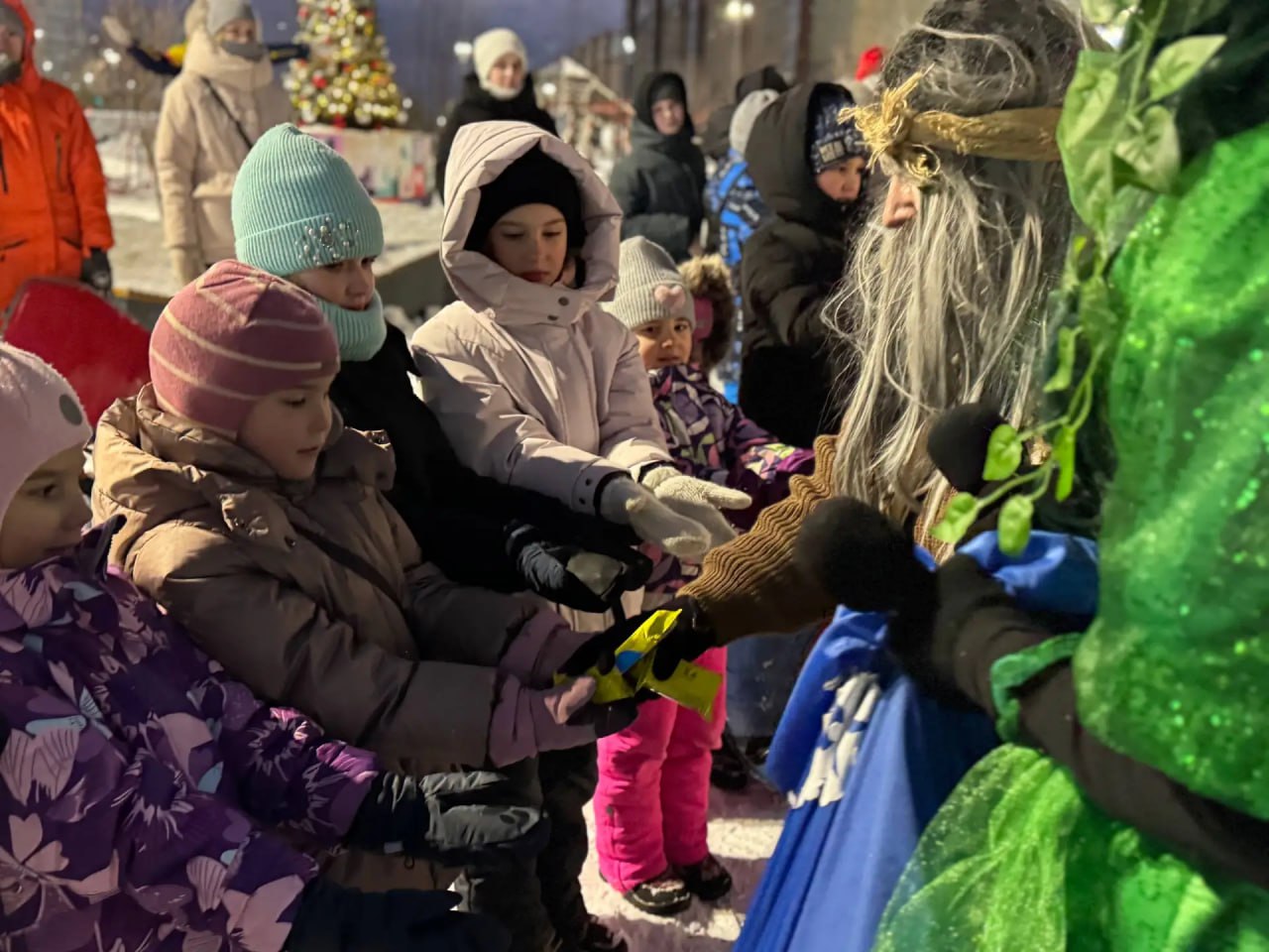 «ВОЛШЕБНЫЕ САНИ». Новогодний дилижанс состоялся сегодня в Сквере Равновесия! Любимые сказочные персонажи вместе с гостями отправились в увлекательное путешествие! С теплыми новогодними поздравлениями к гостям праздника...