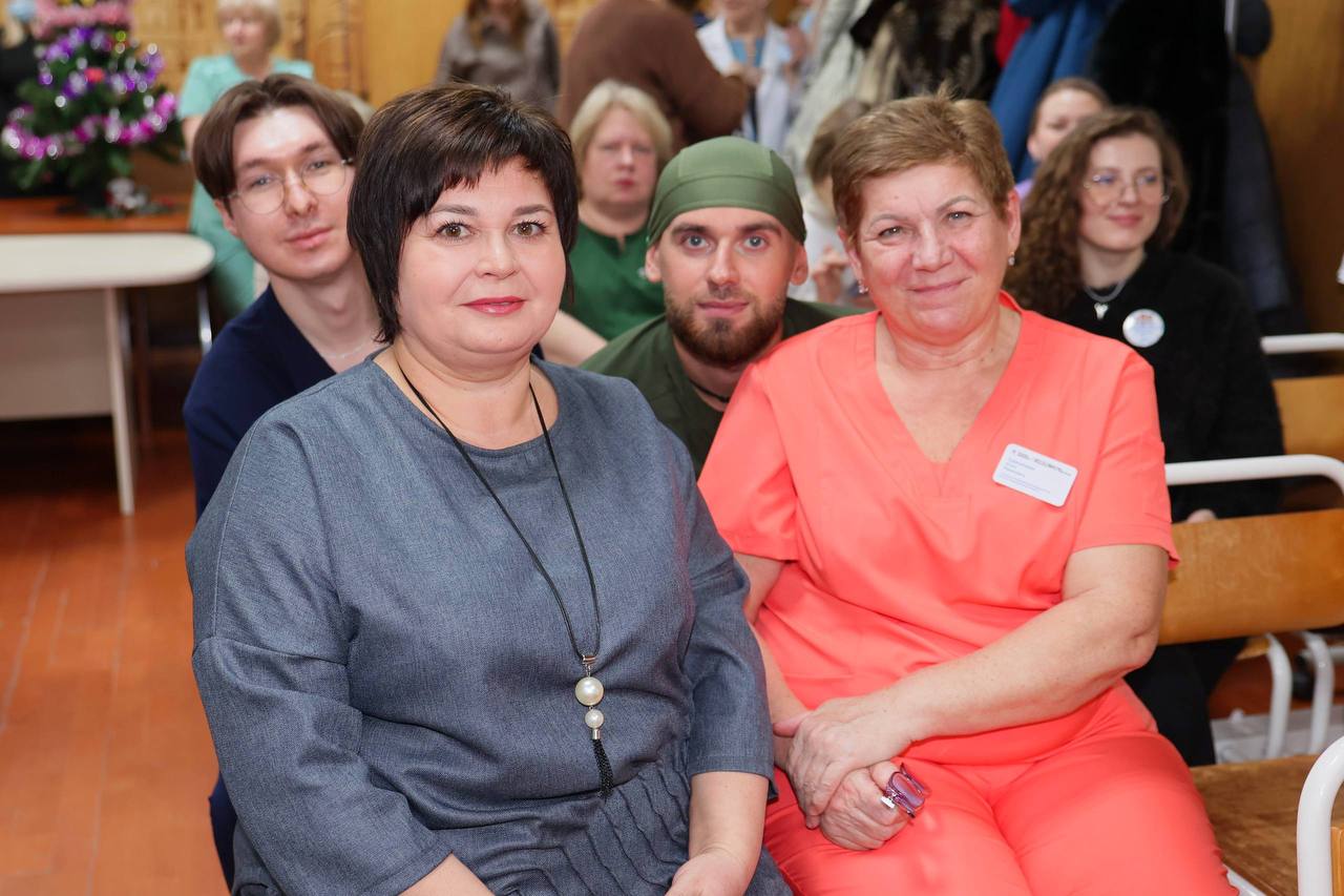 Поздравил коллектив Областной больницы №3 с Новым годом Поздравил коллектив Областной больницы №3 с Новым годом