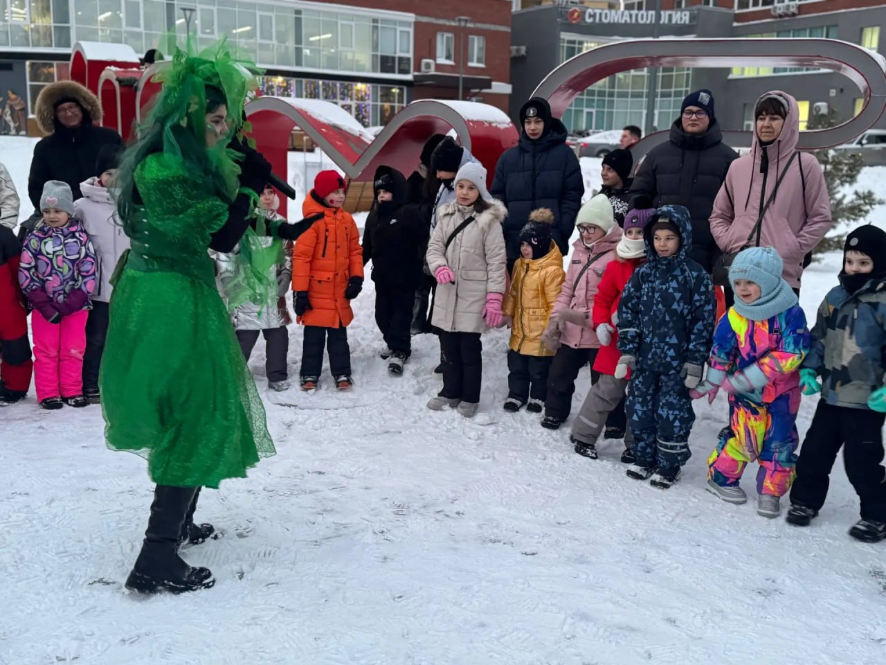«ВОЛШЕБНЫЕ САНИ». Новогодний дилижанс состоялся сегодня в Сквере Равновесия! Любимые сказочные персонажи вместе с гостями отправились в увлекательное путешествие! С теплыми новогодними поздравлениями к гостям праздника... «ВОЛШЕБНЫЕ САНИ». Новогодний дилижанс состоялся сегодня в Сквере Равновесия! Любимые сказочные персонажи вместе с гостями отправились в увлекательное путешествие! С теплыми новогодними поздравлениями к гостям праздника...