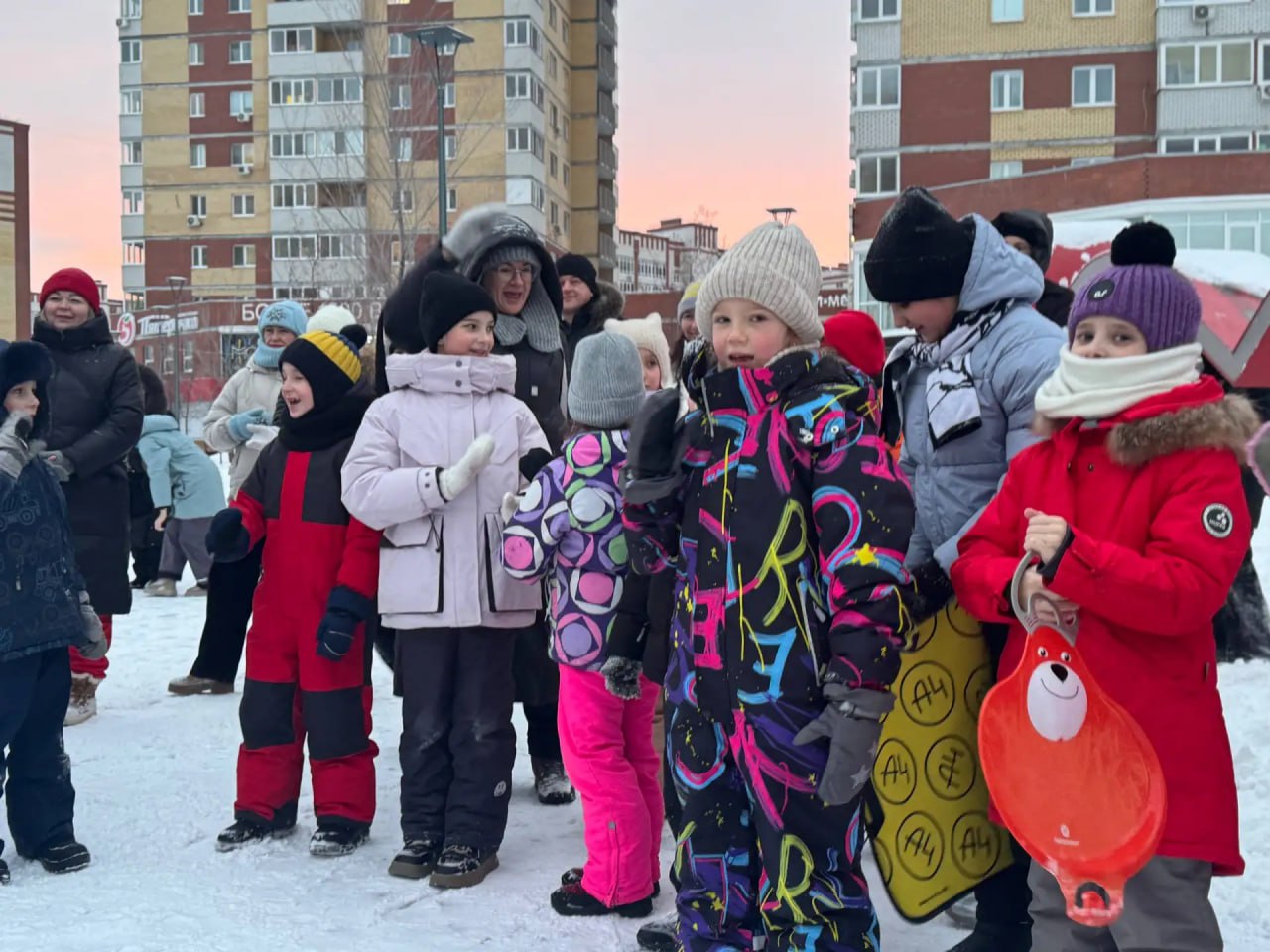«ВОЛШЕБНЫЕ САНИ». Новогодний дилижанс состоялся сегодня в Сквере Равновесия! Любимые сказочные персонажи вместе с гостями отправились в увлекательное путешествие! С теплыми новогодними поздравлениями к гостям праздника... «ВОЛШЕБНЫЕ САНИ». Новогодний дилижанс состоялся сегодня в Сквере Равновесия! Любимые сказочные персонажи вместе с гостями отправились в увлекательное путешествие! С теплыми новогодними поздравлениями к гостям праздника...
