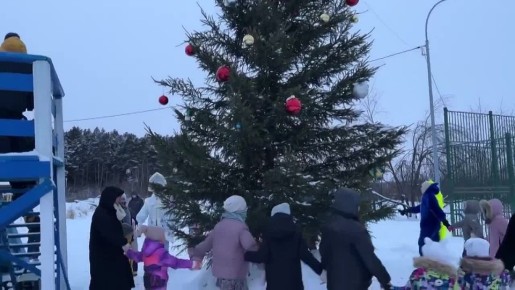 К Новому году готовы!. Вчера во дворе, что находится в уютном квадрате улиц Секисова и Боровой, состоялась новогодняя театрализованноигровая программа в рамках проекта «ИгроДвор»