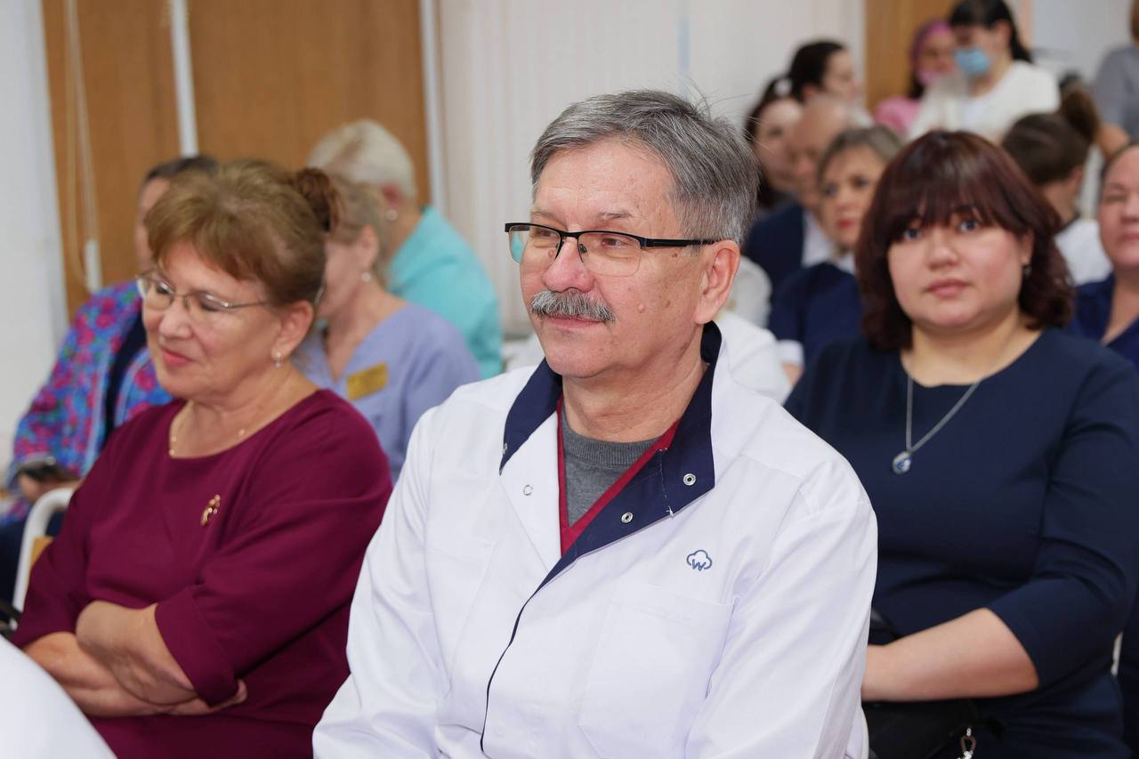 Поздравил коллектив Областной больницы №3 с Новым годом Поздравил коллектив Областной больницы №3 с Новым годом