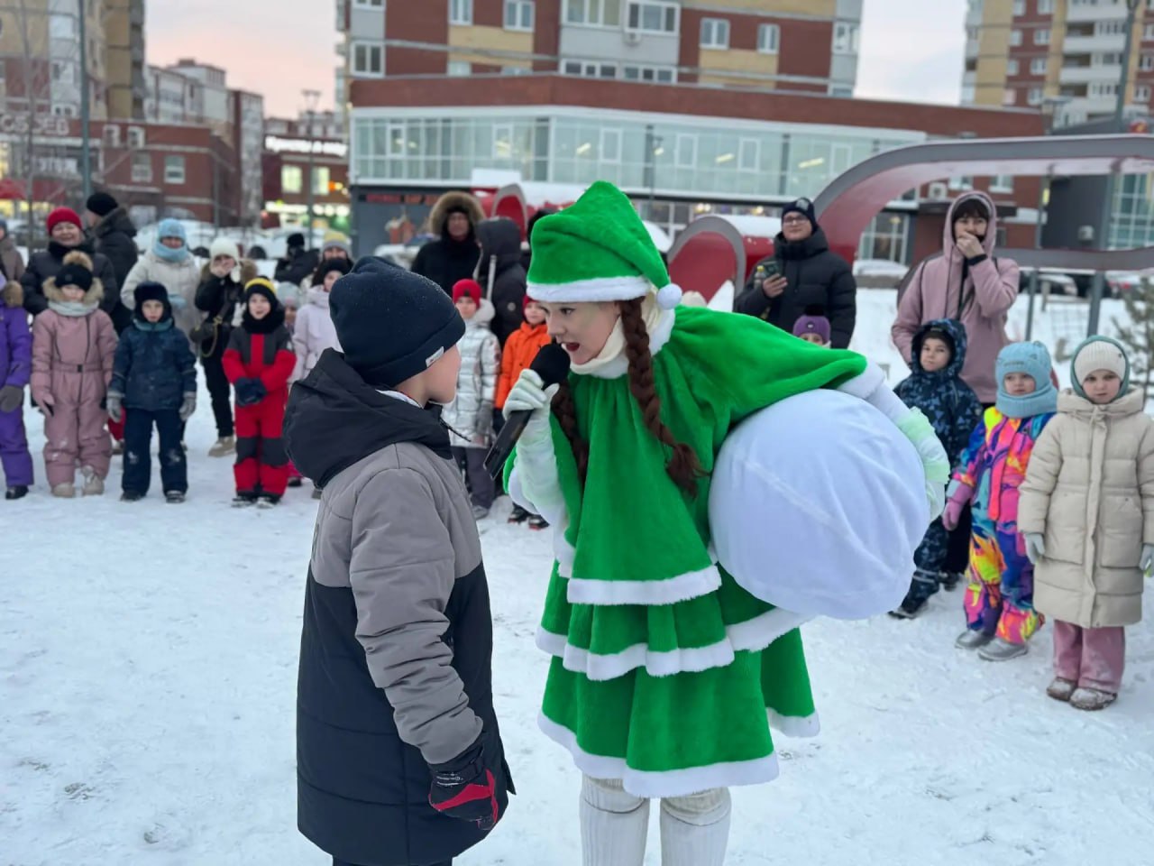 «ВОЛШЕБНЫЕ САНИ». Новогодний дилижанс состоялся сегодня в Сквере Равновесия! Любимые сказочные персонажи вместе с гостями отправились в увлекательное путешествие! С теплыми новогодними поздравлениями к гостям праздника... «ВОЛШЕБНЫЕ САНИ». Новогодний дилижанс состоялся сегодня в Сквере Равновесия! Любимые сказочные персонажи вместе с гостями отправились в увлекательное путешествие! С теплыми новогодними поздравлениями к гостям праздника...