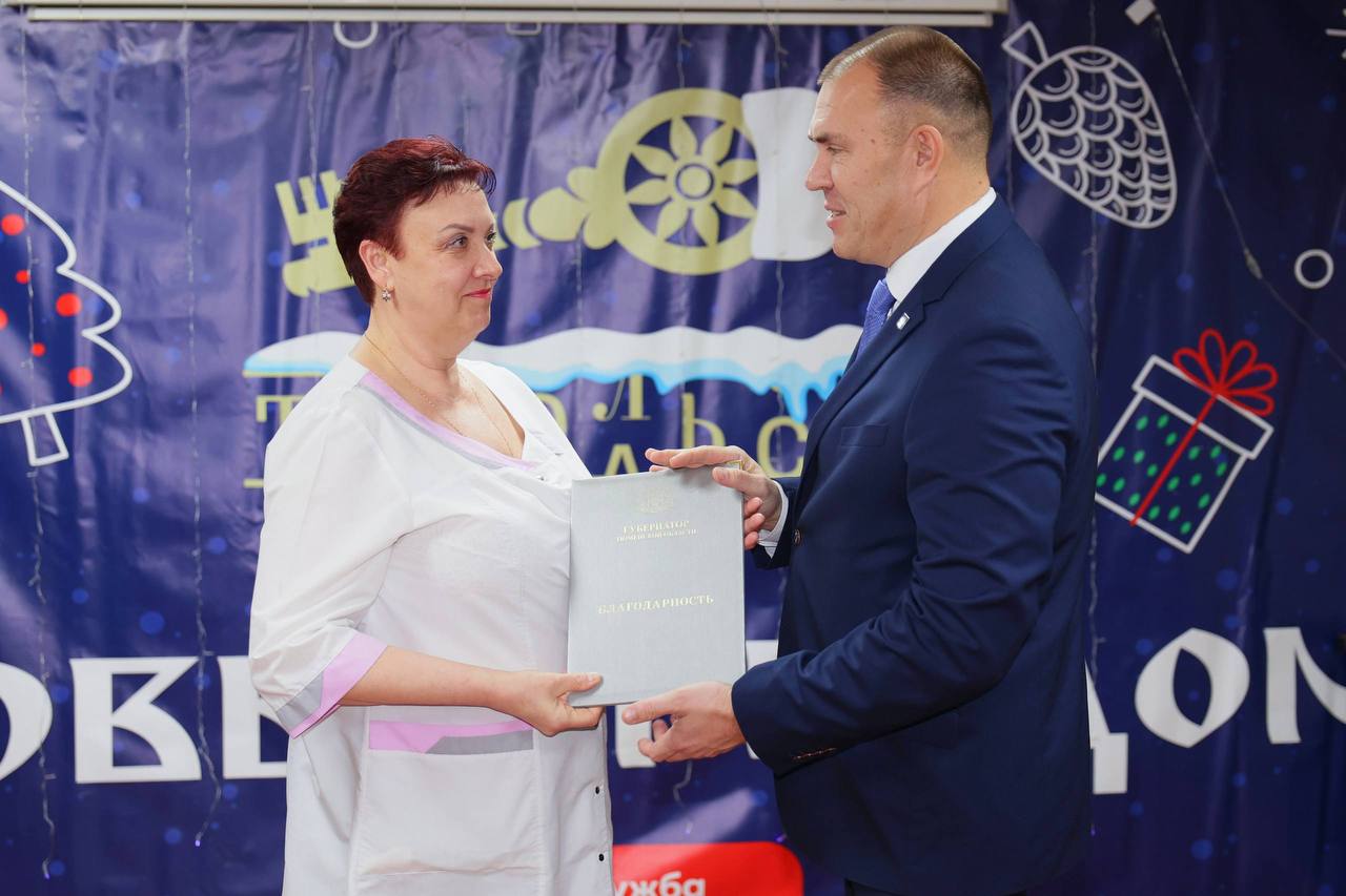 Поздравил коллектив Областной больницы №3 с Новым годом Поздравил коллектив Областной больницы №3 с Новым годом