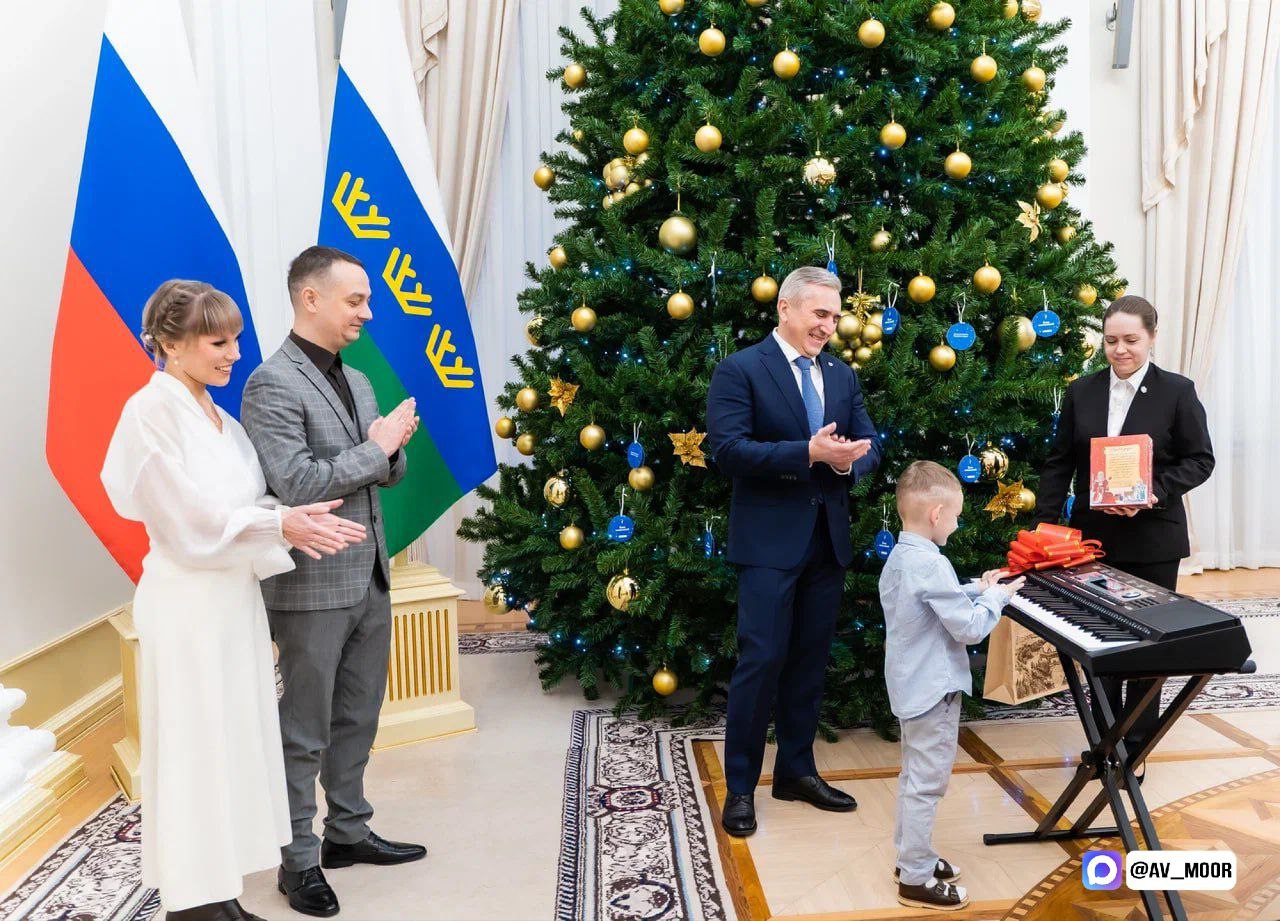 Александр Моор: В последний предновогодний рабочий день вручил подарки юным жителям региона, которые рассказали о своих мечтах на «Ёлке желаний» Александр Моор: В последний предновогодний рабочий день вручил подарки юным жителям региона, которые рассказали о своих мечтах на «Ёлке желаний»