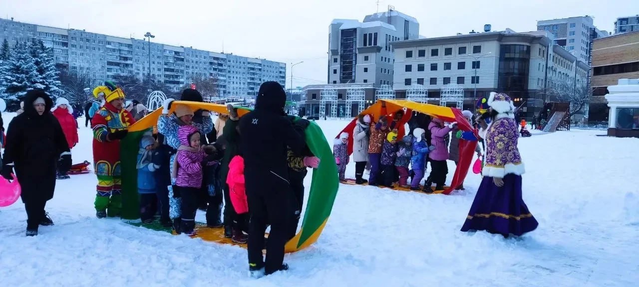 В рамках работы резиденции Деда Мороза на площади 400-летия Тюмени прошла двухчасовая интерактивная программа от Центра татарской культуры В рамках работы резиденции Деда Мороза на площади 400-летия Тюмени прошла двухчасовая интерактивная программа от Центра татарской культуры