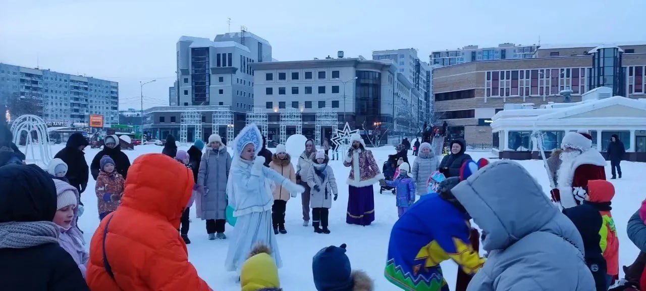 В рамках работы резиденции Деда Мороза на площади 400-летия Тюмени прошла двухчасовая интерактивная программа от Центра татарской культуры В рамках работы резиденции Деда Мороза на площади 400-летия Тюмени прошла двухчасовая интерактивная программа от Центра татарской культуры