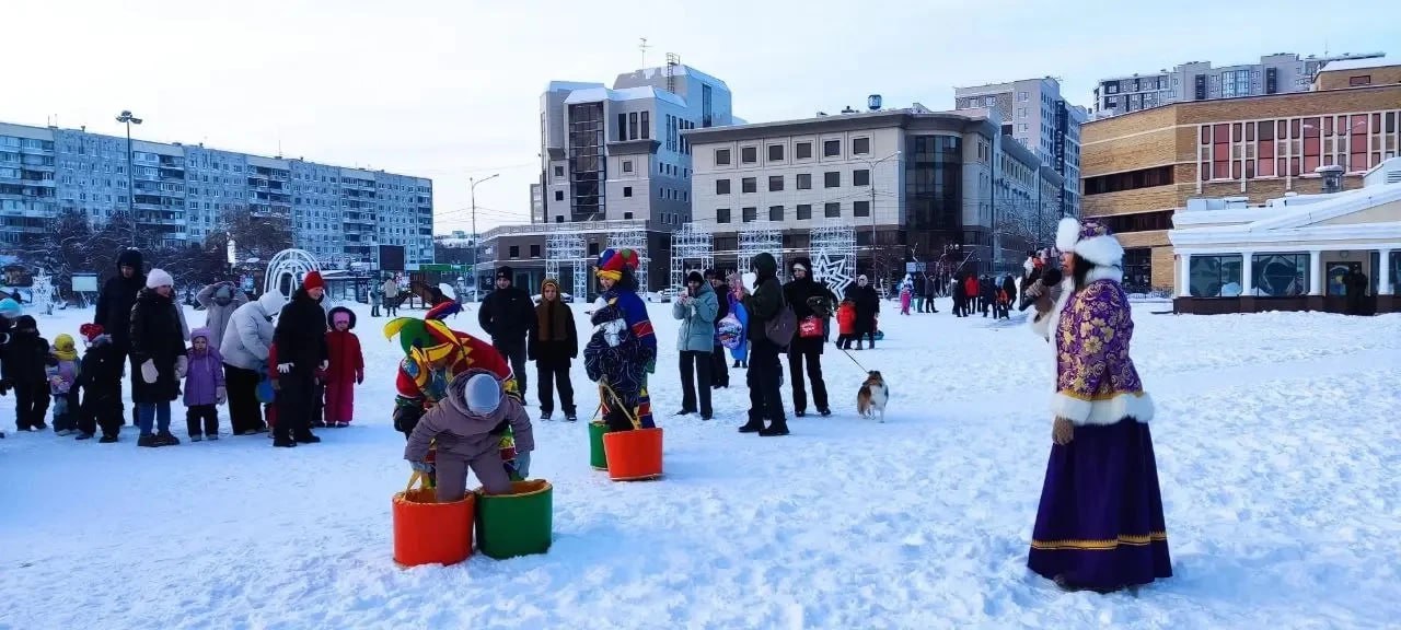 В рамках работы резиденции Деда Мороза на площади 400-летия Тюмени прошла двухчасовая интерактивная программа от Центра татарской культуры В рамках работы резиденции Деда Мороза на площади 400-летия Тюмени прошла двухчасовая интерактивная программа от Центра татарской культуры