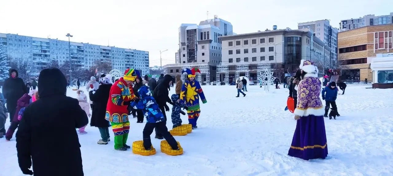 В рамках работы резиденции Деда Мороза на площади 400-летия Тюмени прошла двухчасовая интерактивная программа от Центра татарской культуры В рамках работы резиденции Деда Мороза на площади 400-летия Тюмени прошла двухчасовая интерактивная программа от Центра татарской культуры